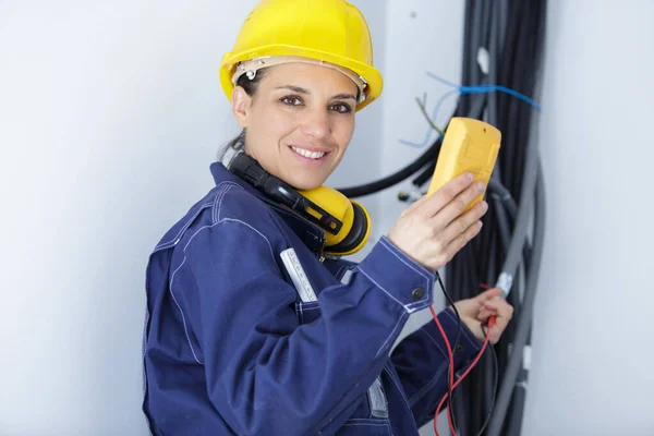 Woman Using Power Supply Computer — Stock Photo, Image
