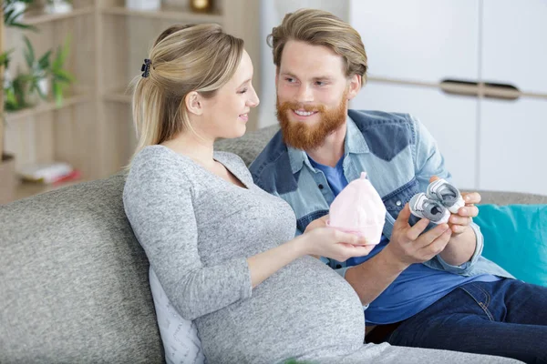 Schwangere Frau Und Mann Mit Babyschuhen Und Hüten — Stockfoto