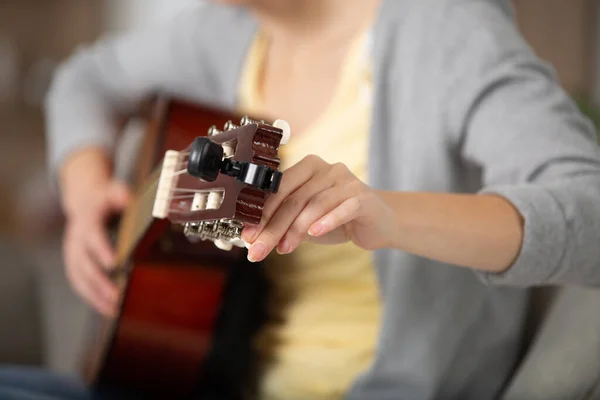 Close Mulher Afinando Uma Guitarra — Fotografia de Stock