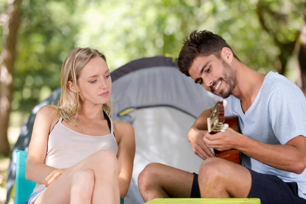 Namorado Tocando Guitarra Para Sua Namorada Local Acampamento — Fotografia de Stock