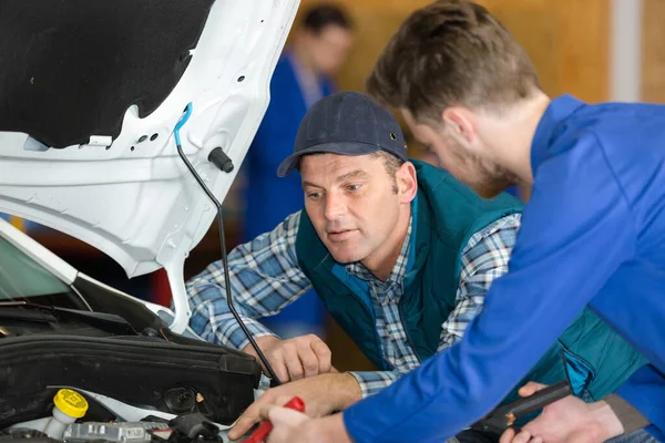 Experienced Auto Mechanic Checking Parts Car — Stock Photo, Image