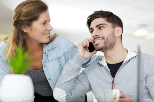 Homem Conversando Telefone Sofá Casa — Fotografia de Stock
