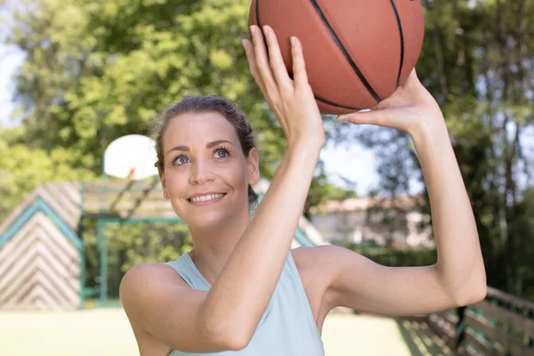 Portrait Athletic Woman Playing Basket Ball — Stock Photo, Image