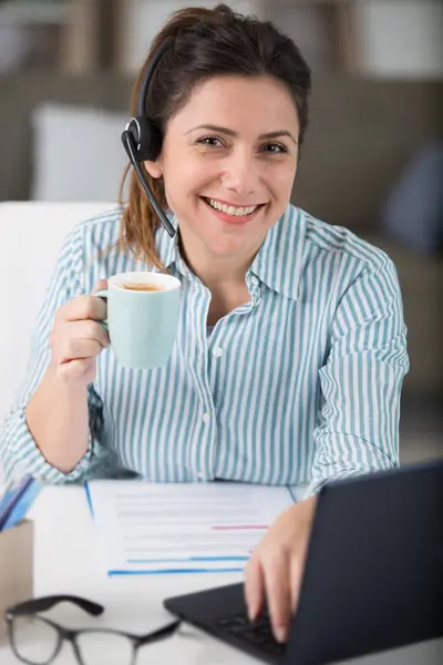 Aantrekkelijke Vrouw Met Headset Microfoon Met Kopje Koffie — Stockfoto