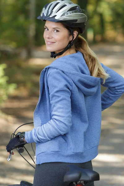 Mulher Feliz Sua Bicicleta — Fotografia de Stock