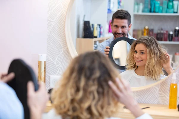 Kuaför Yuvarlak Ayna Kullanarak Müşteriye Tarzını Gösterir — Stok fotoğraf