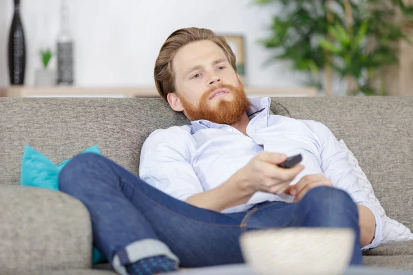 Mann Entspannt Sich Auf Dem Sofa Vor Dem Fernseher — Stockfoto