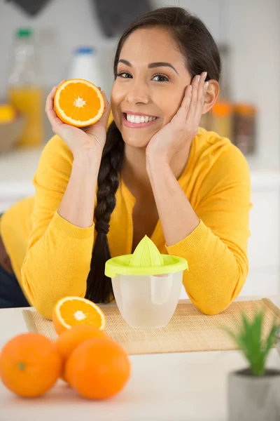 Женщина Пьет Апельсиновый Сок Улыбаясь Показывая Апельсины — стоковое фото