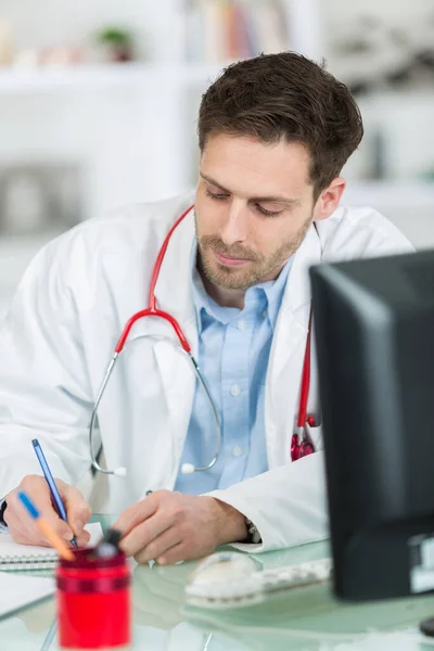 Médico Masculino Que Escreve Prescrição Para Paciente Mesa — Fotografia de Stock