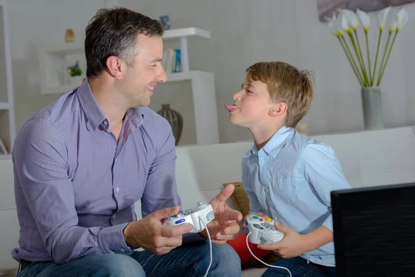 Papá Con Hijo Jugando Videojuegos —  Fotos de Stock