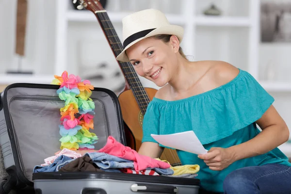 Mujer Feliz Embalaje Antes Del Viaje —  Fotos de Stock