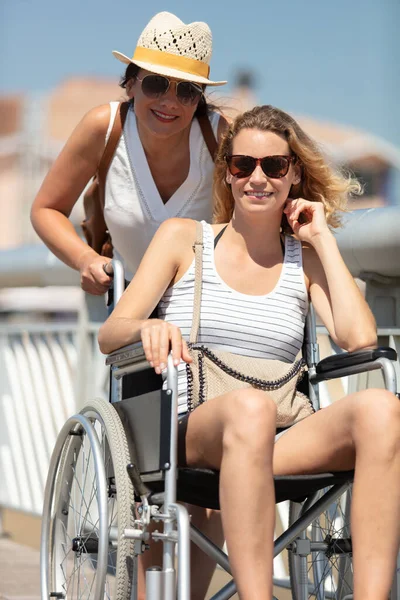 Mulher Uma Cadeira Rodas Amigo — Fotografia de Stock