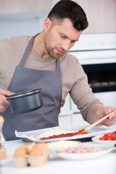 Mężczyzna Gotuje Prawdziwym Domu Pizza — Zdjęcie stockowe
