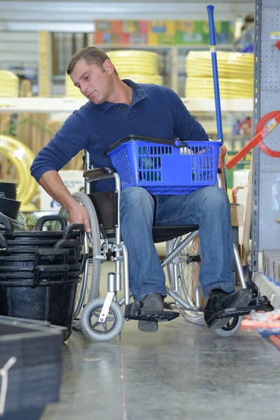 Άνθρωπο Αναπηρικό Αμαξίδιο Ψώνια Μόνοι — Φωτογραφία Αρχείου