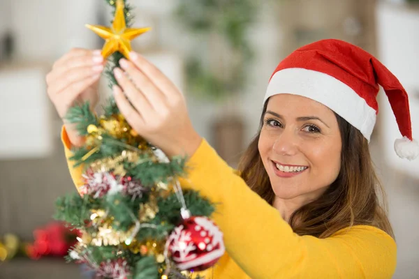 Mulher Bonita Decorando Árvore Natal — Fotografia de Stock
