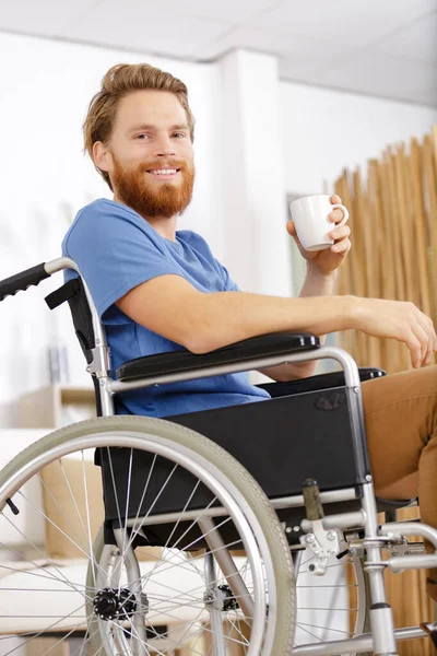 車椅子の男がコーヒーを飲みながら — ストック写真