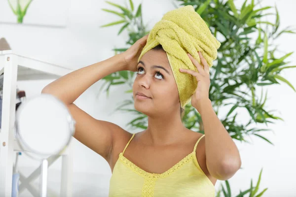 Portret Kobiety Ręcznikiem Głowie Dotykającej Głowy — Zdjęcie stockowe