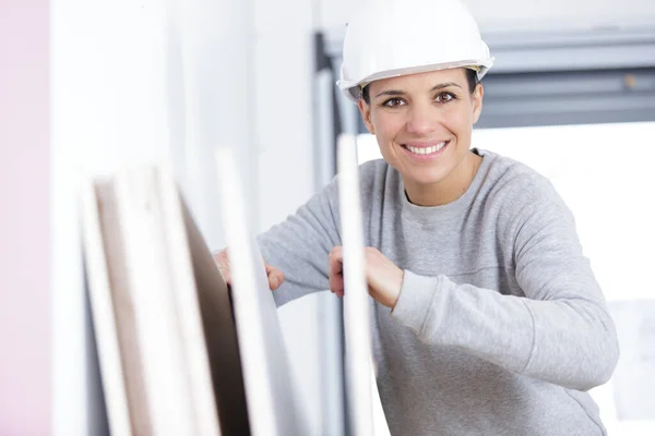 Mujer Constructora Trabajando Con Pizarras Blancas —  Fotos de Stock