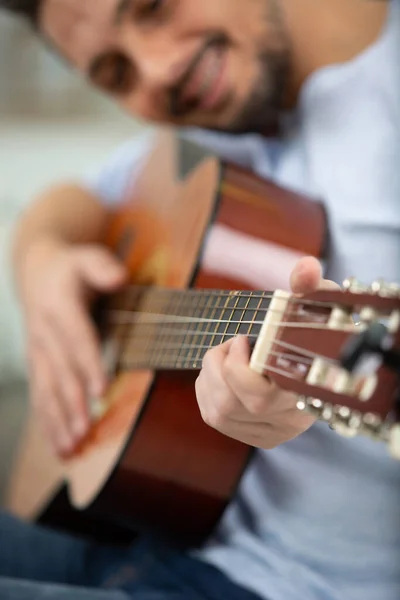 Primer Plano Del Hombre Tocando Guitarra Acústica — Foto de Stock
