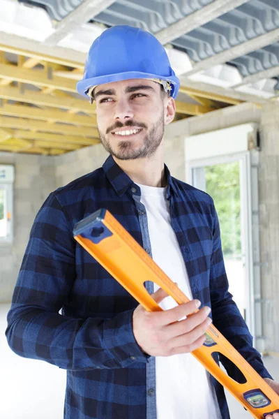 Feliz Sorridente Construtor Segurando Nível Construção — Fotografia de Stock