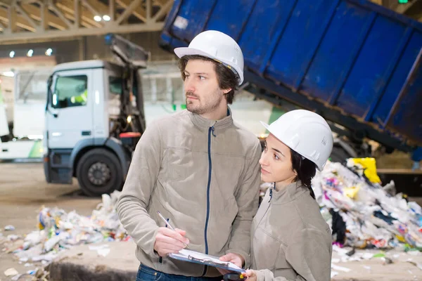 Trabalhadores Caminhão Centro Reciclagem Tombamento Segundo Plano — Fotografia de Stock