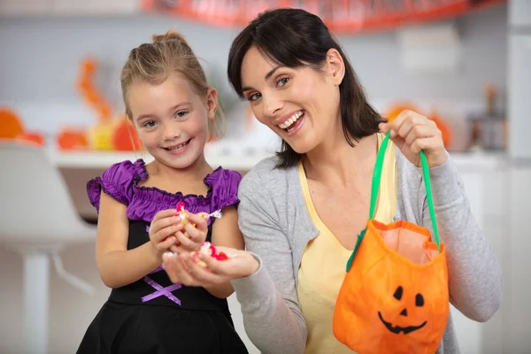 Halloween Oblečená Dívka Maminkou Drží Tašku Bonbónů — Stock fotografie