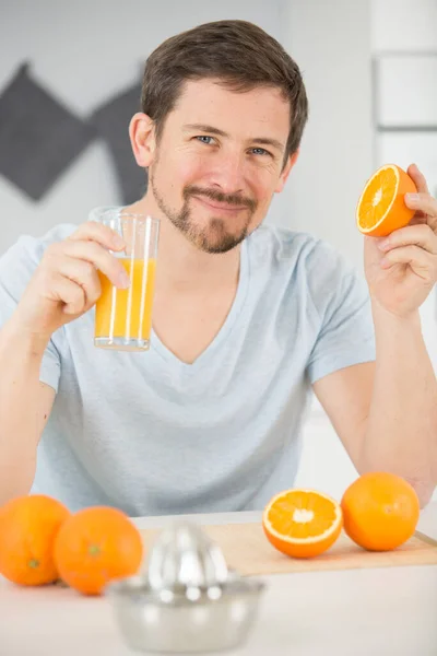 Homme Heureux Avec Jus Orange Matin — Photo