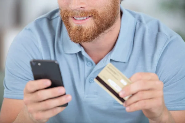 Gülümseyen Adam Cep Telefonuyla Sipariş Verme — Stok fotoğraf