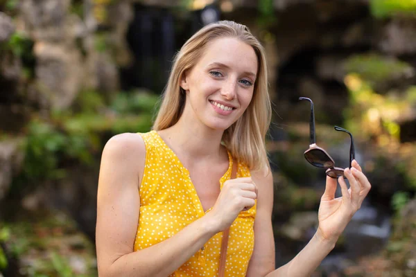 Giovane Donna Sorridente Che Cammina Parco — Foto Stock