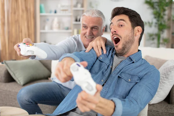 Ortrait Dois Homens Animados Jogando Videogame Casa — Fotografia de Stock