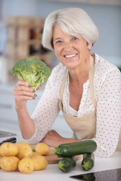 Middle Aged Woman Eating Fresh Vegetables — Stock Photo, Image