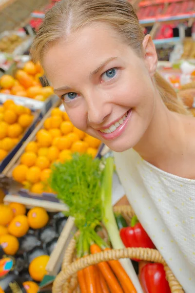 Frau Posiert Mit Gemüsekorb — Stockfoto