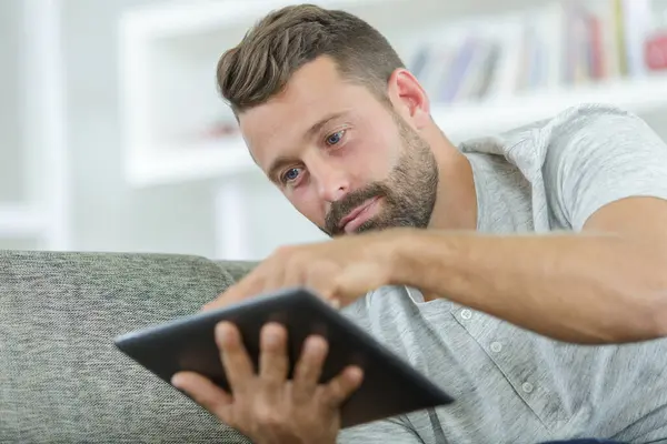 Hombre Mediana Edad Utilizando Tableta Digital Sofá —  Fotos de Stock