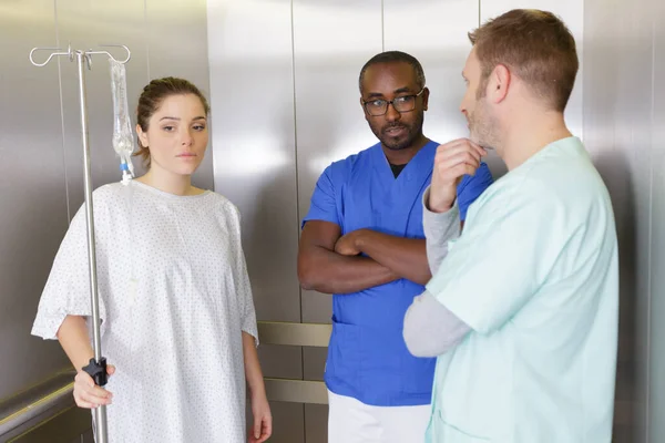 Médecins Patiente Dans Ascenseur — Photo
