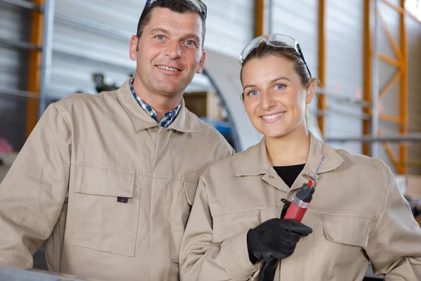 Twee Fabrieksarbeiders Poseren — Stockfoto