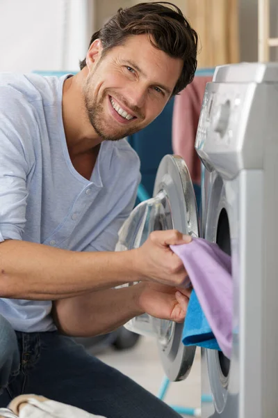 Pracující Muž Instalatér Opravuje Pračku Prádelně — Stock fotografie