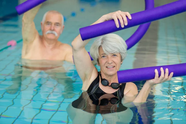 Senioren Üben Mit Schwimmern Schwimmbad — Stockfoto