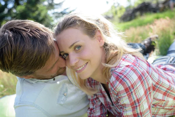 Paar Liegt Gras Und Küsst Sich — Stockfoto