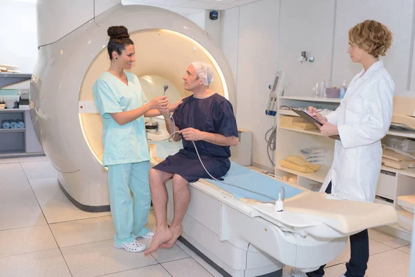 Enfermera Hablando Con Paciente Sometida Resonancia Magnética Hospital —  Fotos de Stock