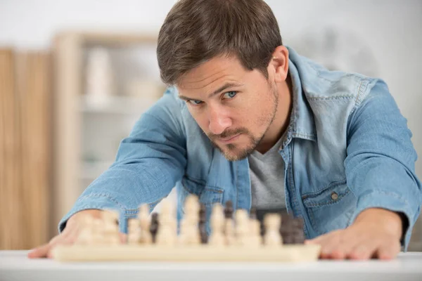 Muž Studuje Další Šachový Tah — Stock fotografie