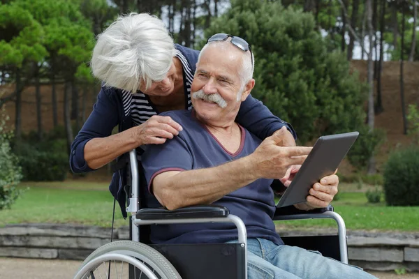 Marido Deficiente Cadeira Rodas Usando Tablet Parque — Fotografia de Stock