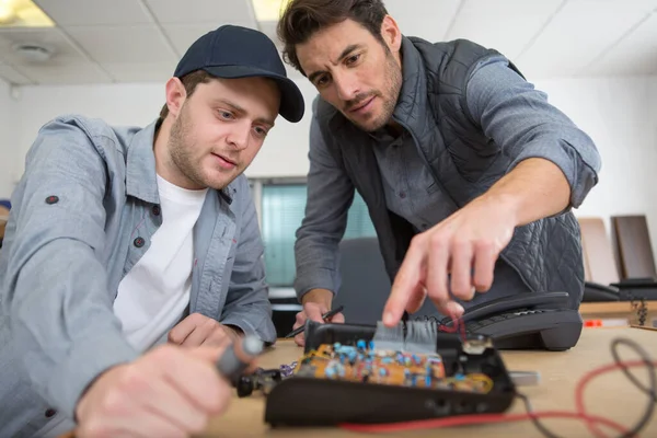 Dos Hombres Que Reparan Equipo Hardware — Foto de Stock