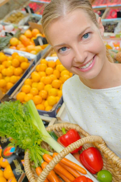Eine Frau Mit Gemüsekorb — Stockfoto