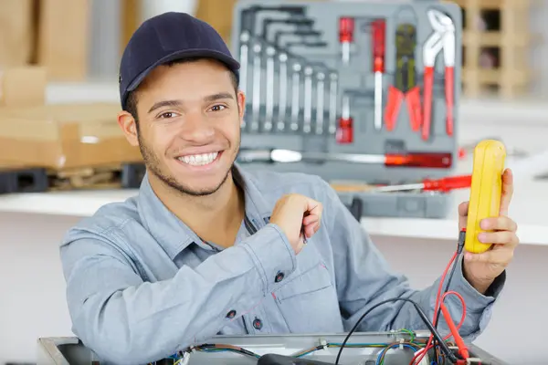 Retrato Joven Electricista Masculino Usando Medidor Múltiple — Foto de Stock