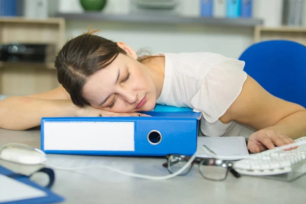 Νεαρή Επιχειρηματίας Κοιμάται Στο Γραφείο Της — Φωτογραφία Αρχείου