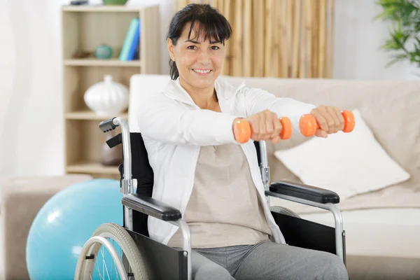 Patient Mittleren Alters Rollstuhl Hebt Hantel Klinik — Stockfoto