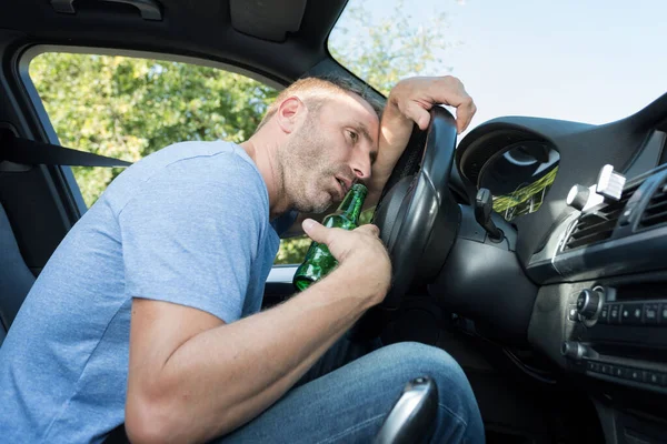 酔った男は車の中で眠い — ストック写真