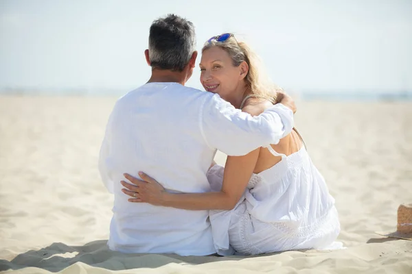Seniorenpaar Sitzt Strand Und Blickt Aufs Meer — Stockfoto