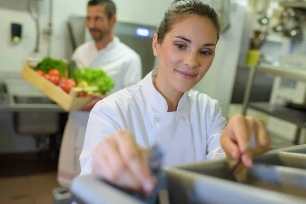 Female Chef Garnishing Meal Counter Commercial Kitchen — Stock Photo, Image