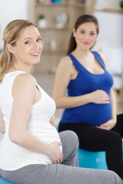 Mujeres Embarazadas Haciendo Ejercicio Casa — Foto de Stock